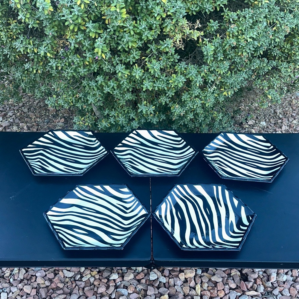 ROSCHER & CO. ZEBRA BLACK & WHITE COLLECTION set of 5 plates-used